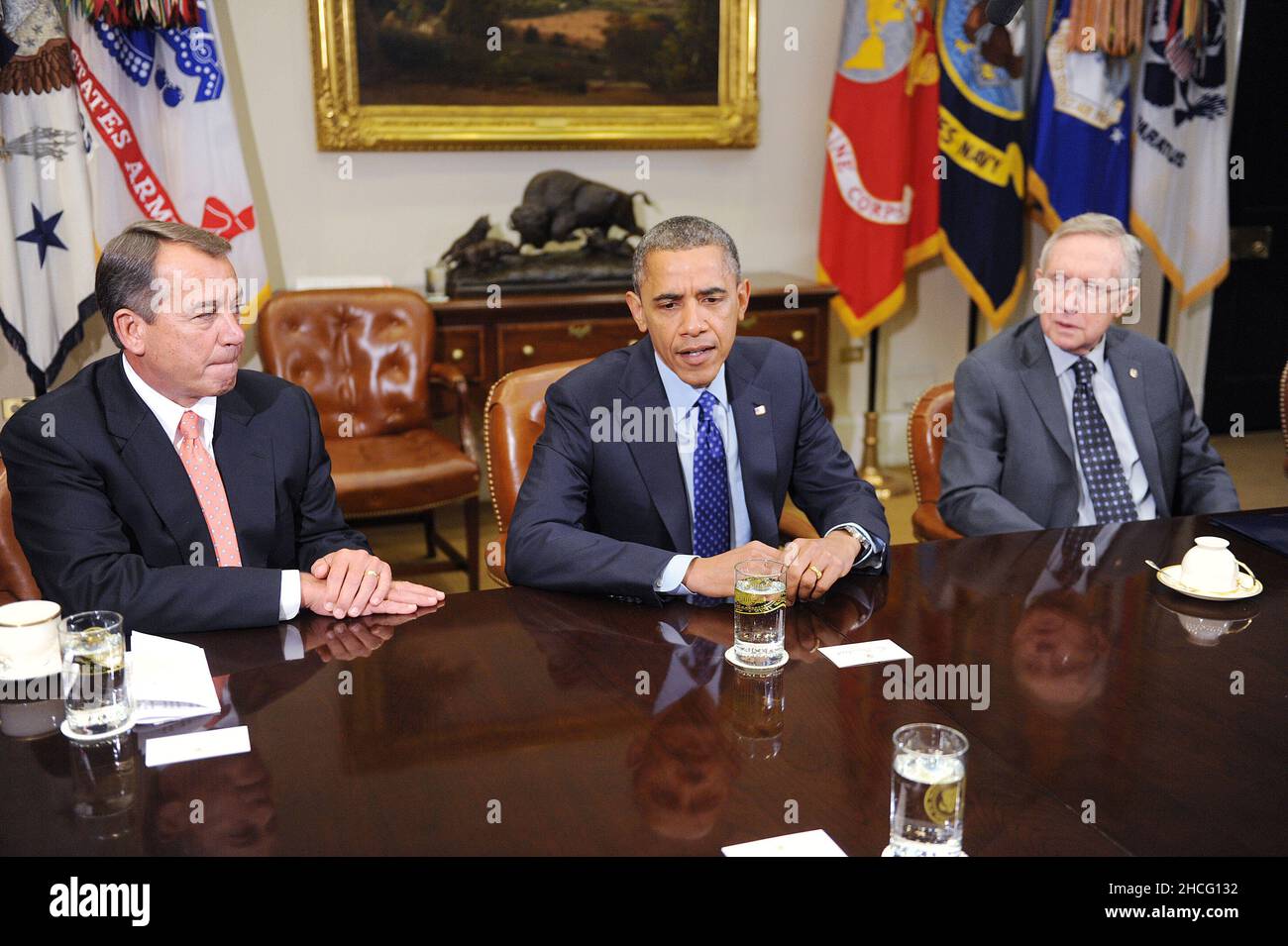 Washington, DC. 16th Nov 2012. Il presidente degli Stati Uniti Barack Obama, centro, fa le osservazioni al pool di stampa mentre incontra con un gruppo bipartisan dei capi del Congresso compreso il presidente della casa degli Stati Uniti John Boehner (repubblicano dell'Ohio), a sinistra, E il leader della maggioranza del Senato degli Stati Uniti Harry Reid (democratico del Nevada), destra, nella stanza Roosevelt della Casa Bianca il 16 novembre 2012 a Washington, DC. Credit: Olivier Doulier/Pool via CNP/dpa/Alamy Live News Foto Stock