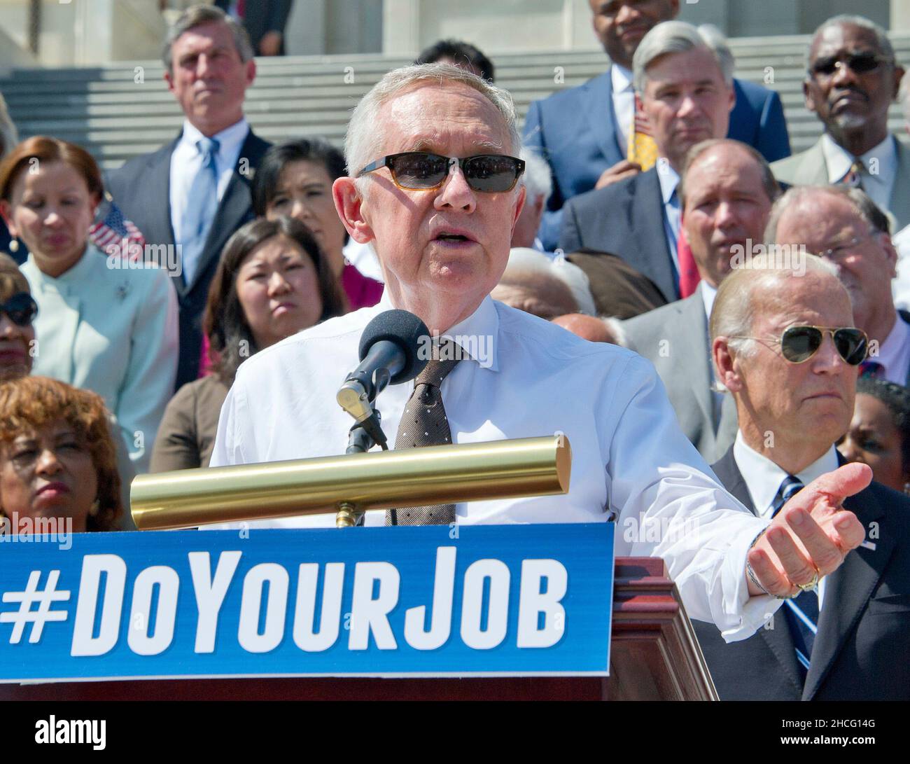 Senato degli Stati Uniti di leader della minoranza Harry Reid (Democratico del Nevada) rende note come i deputati democratici della Camera dei Rappresentanti e del Senato americano assemblare in Oriente passi del Campidoglio degli Stati Uniti per chiamare sulla leadership repubblicana in entrambi gli organi legislativi per la pianificazione di voti sui finanziamenti per la lotta contro il virus di Zika, di vietare ai cittadini sul federal 'n' Fly elenco dall'acquisto di armi e di effettuare audizioni e programmare la votazione sulla conferma del giudice Merrick Garland come associare la giustizia della Corte suprema degli Stati Uniti in Washington, DC il giovedì, 8 settembre 2016. Credito: Ron Sachs / Foto Stock
