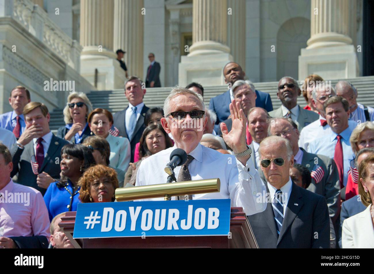 Senato degli Stati Uniti di leader della minoranza Harry Reid (Democratico del Nevada) rende note come i deputati democratici della Camera dei Rappresentanti e del Senato americano assemblare in Oriente passi del Campidoglio degli Stati Uniti per chiamare sulla leadership repubblicana in entrambi gli organi legislativi per la pianificazione di voti sui finanziamenti per la lotta contro il virus di Zika, di vietare ai cittadini sul federal 'n' Fly elenco dall'acquisto di armi e di effettuare audizioni e programmare la votazione sulla conferma del giudice Merrick Garland come associare la giustizia della Corte suprema degli Stati Uniti in Washington, DC il giovedì, 8 settembre 2016. Credito: Ron Sachs / Foto Stock
