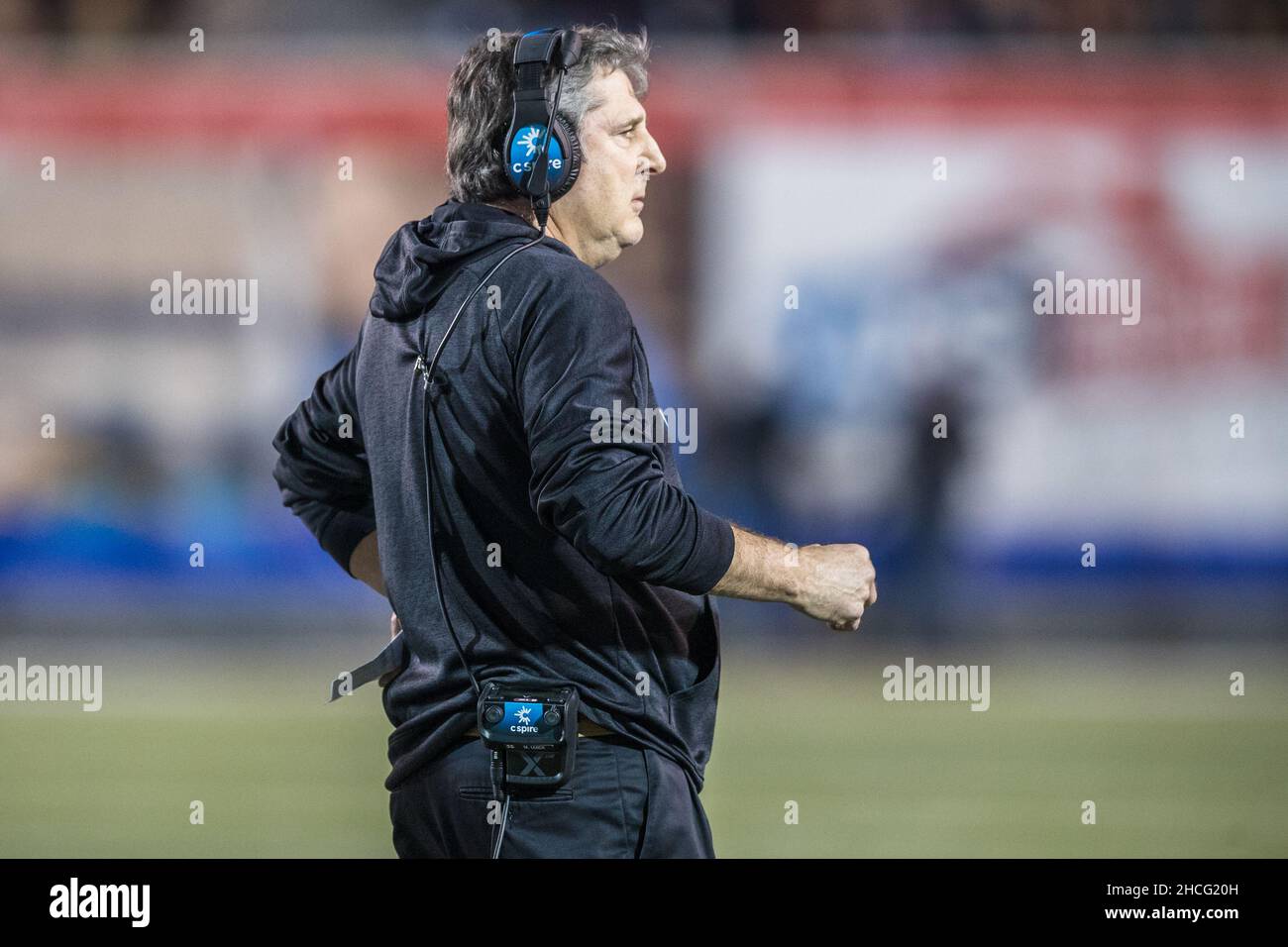 Memphis, Tennessee, Stati Uniti. 28th Dic 2021. L'allenatore Mike Leach, allenatore dei Mississippi state Bulldogs, si scorge a lato durante l'AutoZone Liberty Bowl del 63rd tra i Mississippi state Bulldogs e i Texas Tech Red Raiders al Liberty Bowl Memorial Stadium di Memphis, Tennessee. Texas Tech ha sconfitto il Mississippi state 34-7. James/CSM/Alamy Live News Foto Stock