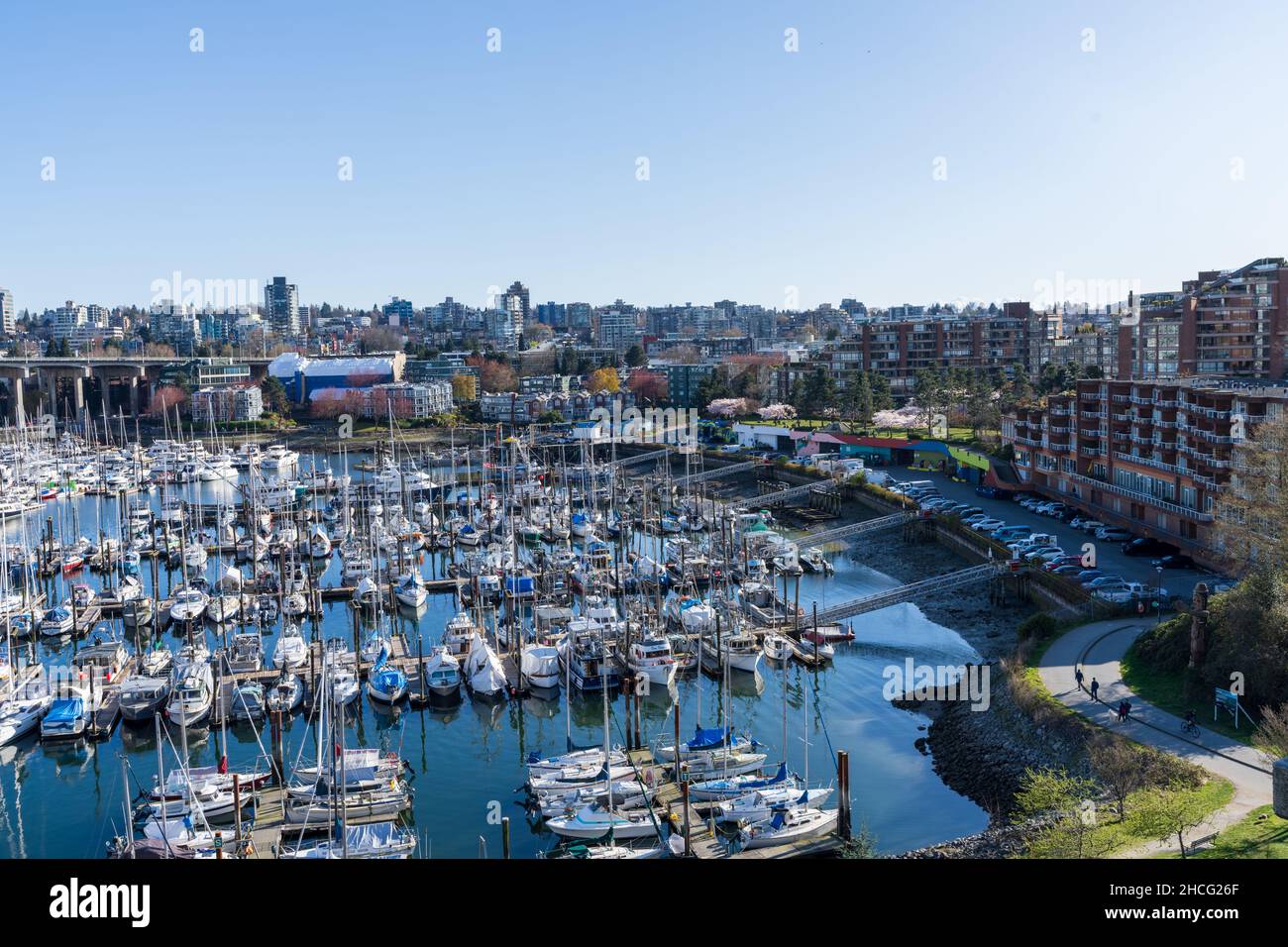 BC, Canada - Aprile 4 2021 : Granville Island Marina Fishermens Wharf Float. Skyline degli edifici della città di Vancouver. Foto Stock