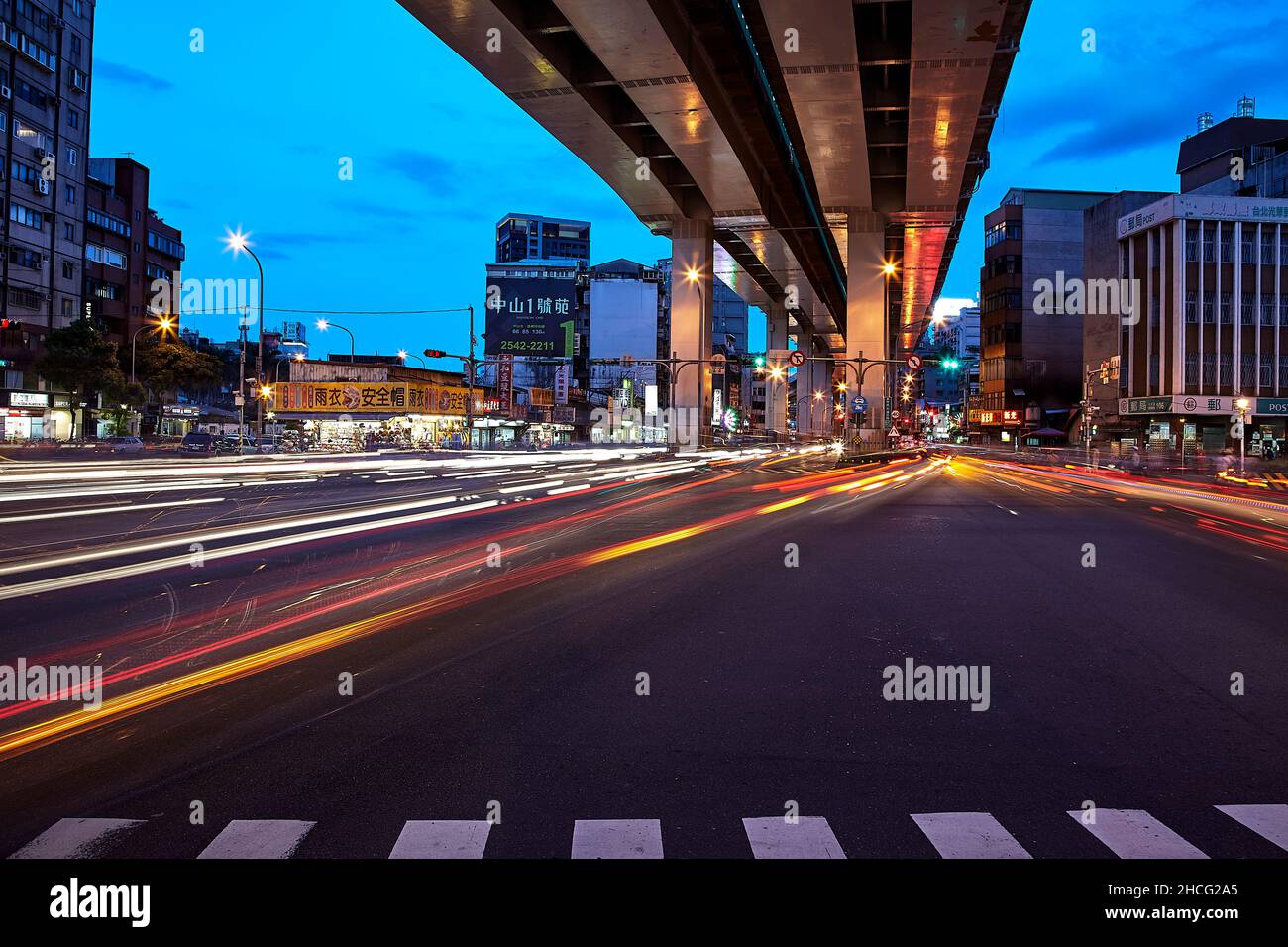 Vista dei sentieri auto sotto un cavalcavia nella città di Taipei. Foto Stock