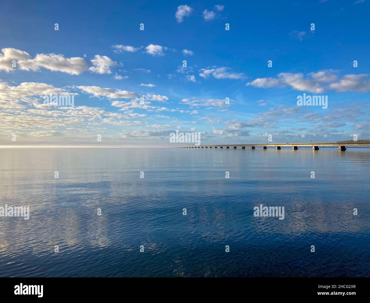 Choctawhatchee Bay e il Mid-Bay Toll Bridge a Destin, Florida durante il giorno Foto Stock