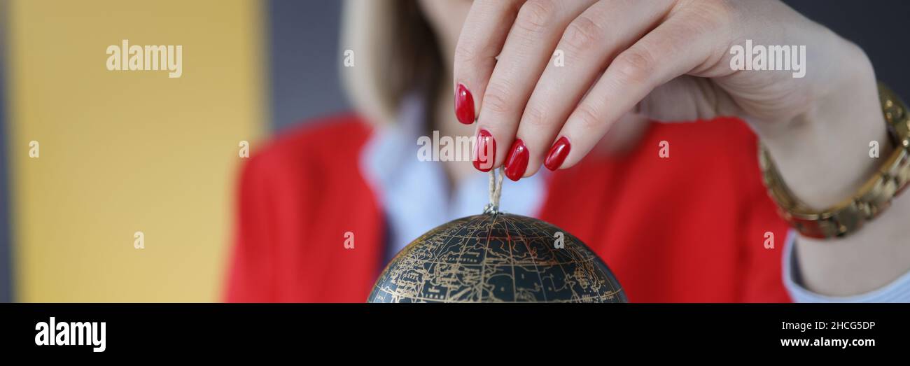 Donna che tiene la palla di natale con primo piano mappa del mondo Foto Stock