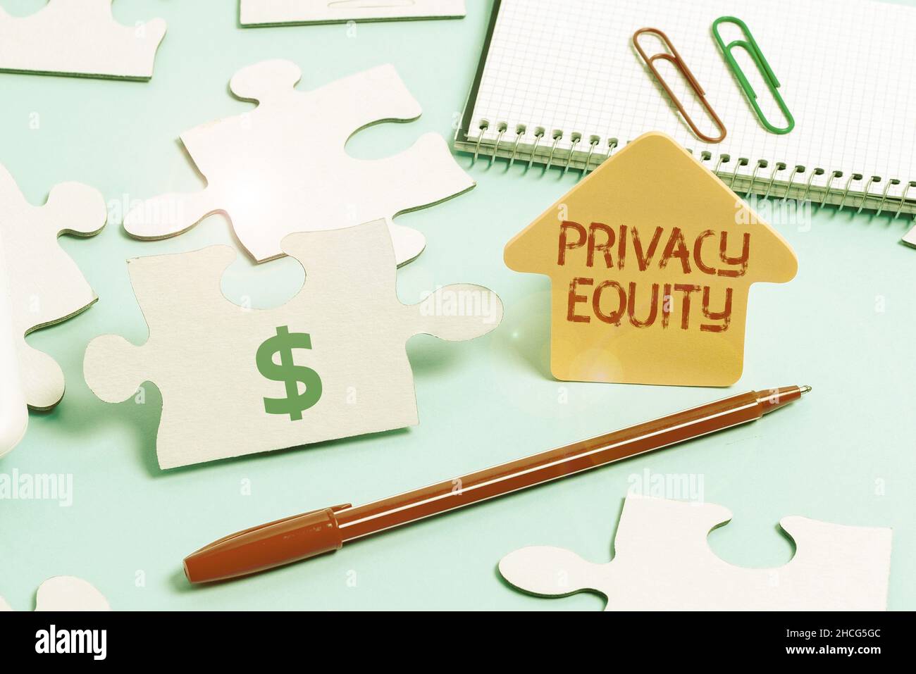 Didascalia concettuale Private Equity. Parola scritta su capitale che non è elencato su un pubblico scambio investimenti costruire un bianco incompiuto Jigsaw Foto Stock