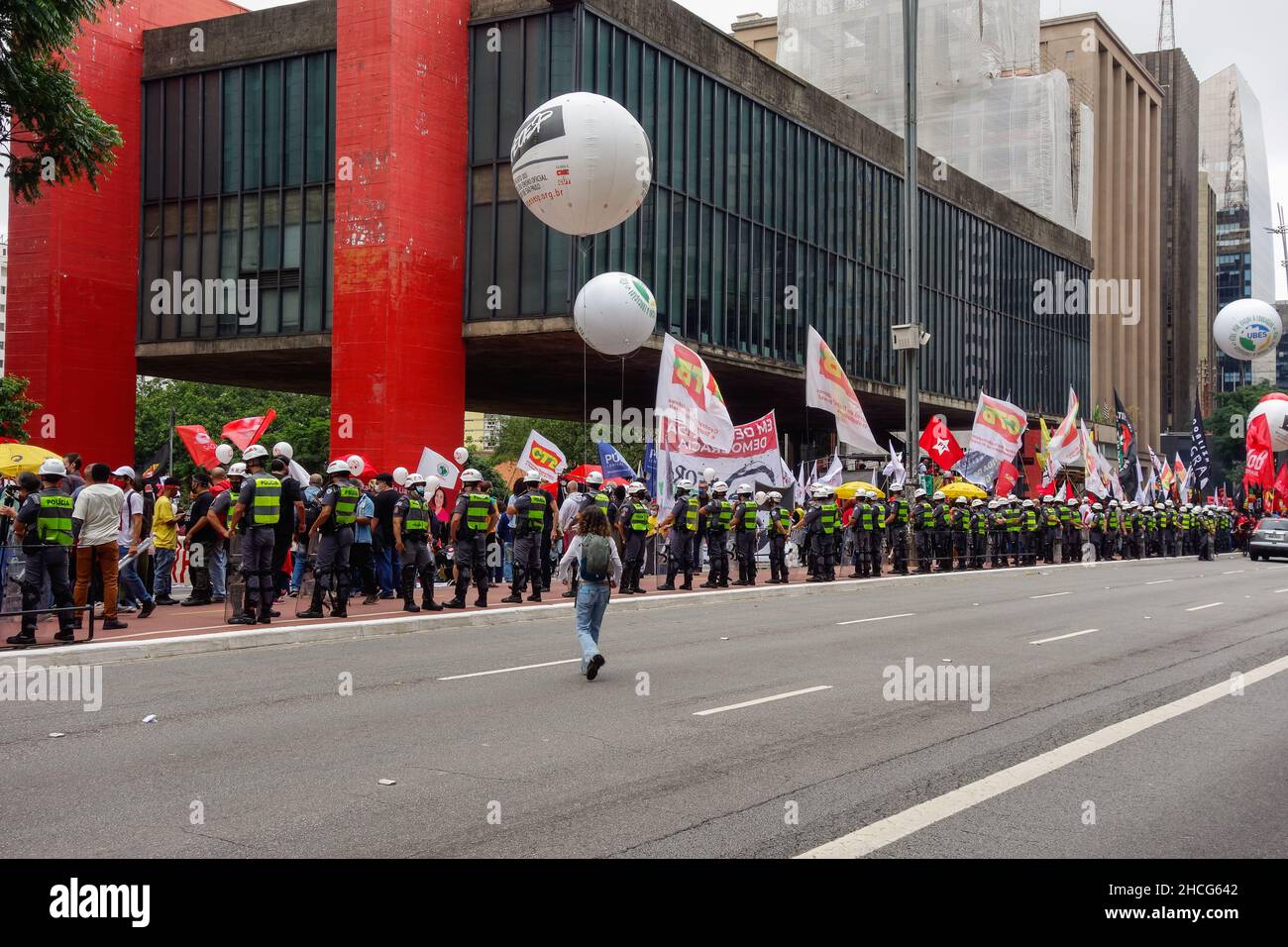 Fila di poliziotti in protesta contro il presidente brasiliano Bolsonaro in viale Paulista in Brasile Foto Stock