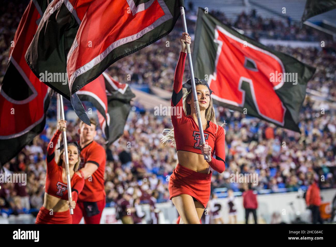 Memphis, Tennessee, Stati Uniti. 28th Dic 2021. I cheerleaders Texas Tech Red Raiders corrono con bandiere durante l'AutoZone Liberty Bowl 63rd tra i Mississippi state Bulldogs e i Texas Tech Red Raiders al Liberty Bowl Memorial Stadium di Memphis, Tennessee. Texas Tech ha sconfitto il Mississippi state 34-7. James/CSM/Alamy Live News Foto Stock Memphis, Tennessee, Stati Uniti. 28th Dic 2021. I cheerleaders Texas Tech Red Raiders corrono con bandiere durante l'AutoZone Liberty Bowl 63rd tra i Mississippi state Bulldogs e i Texas Tech Red Raiders al Liberty Bowl Memorial Stadium di Memphis, Tennessee. Texas Tech ha sconfitto il Mississippi state 34-7. James/CSM/Alamy Live News Foto Stock