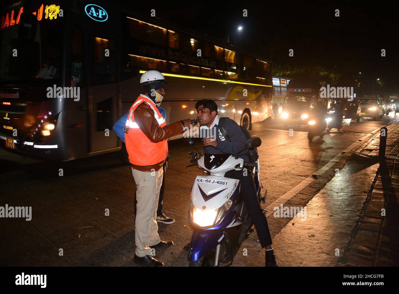 Bangalore, India. 28th Dic 2021. Il personale della polizia è in servizio durante il coprifuoco per limitare le infezioni della variante Omicron in mezzo alla diffusione dei casi COVID-19, a Bangalore, India, 28 dicembre 2021. Credit: Str/Xinhua/Alamy Live News Foto Stock