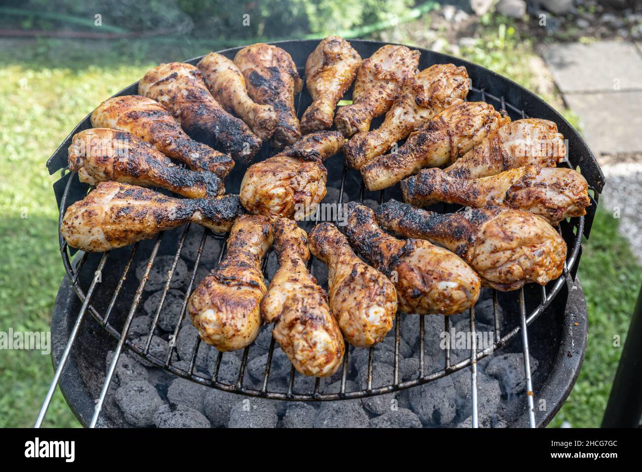 Cucina barbecue pollo ali carbone sulla griglia incandescente carboni barbecue in giardino. Foto Stock