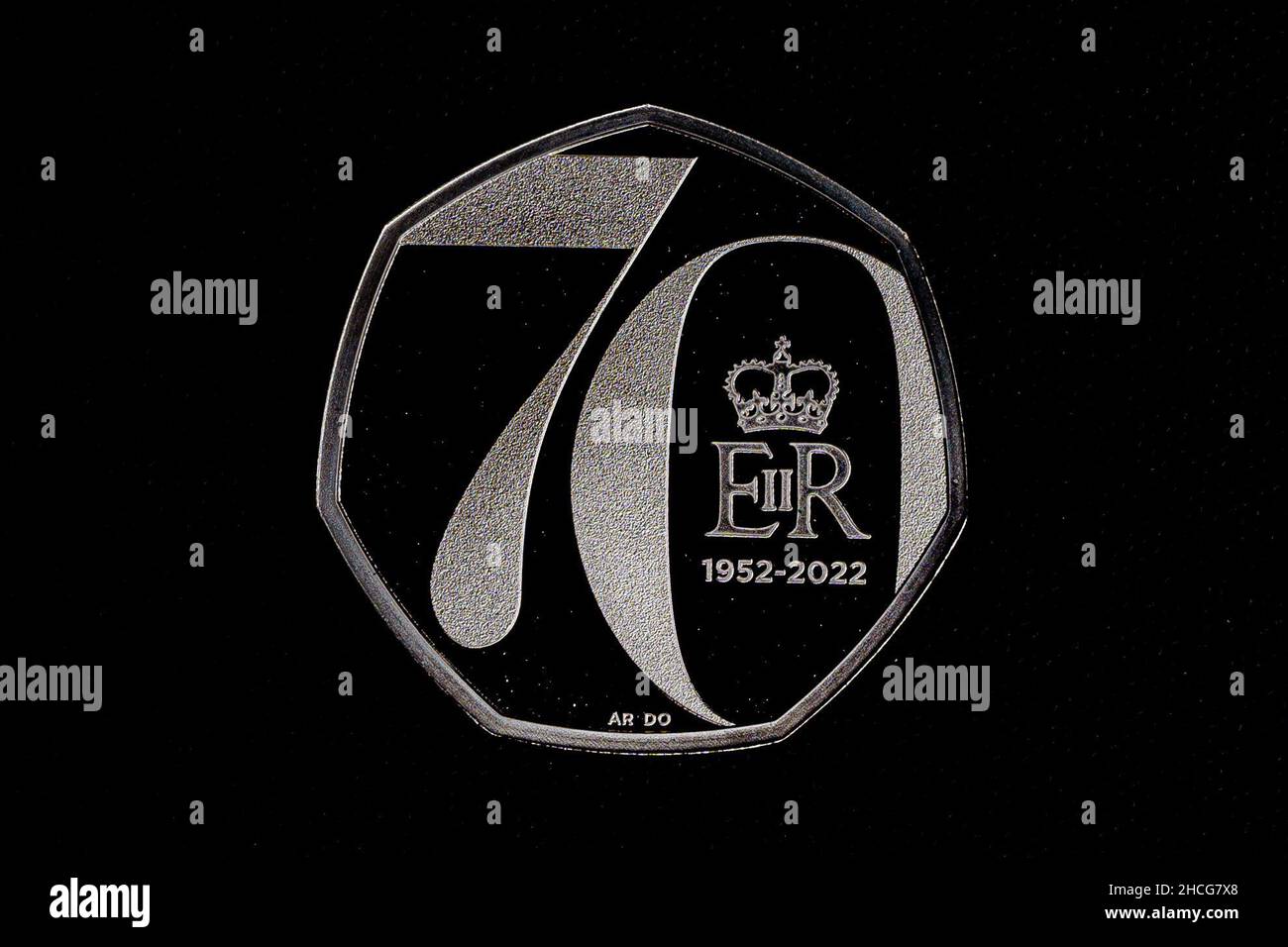Un Giubileo del platino di sua Maestà la moneta della Regina 50p, parte del rilascio di cinque nuovi disegni di moneta della Mint reale per il 2022, celebrando eventi chiave e anniversari durante tutto l'anno, tra cui una corona del 50p e una corona del £5 in occasione del Giubileo del platino della Regina. Ognuna delle monete presenta un design nuovo e unico di un artista commissionato e il ritratto obverso di sua Maestà la Regina, progettato da Jody Clark. Data di emissione: Mercoledì 28 dicembre 2021. Foto Stock