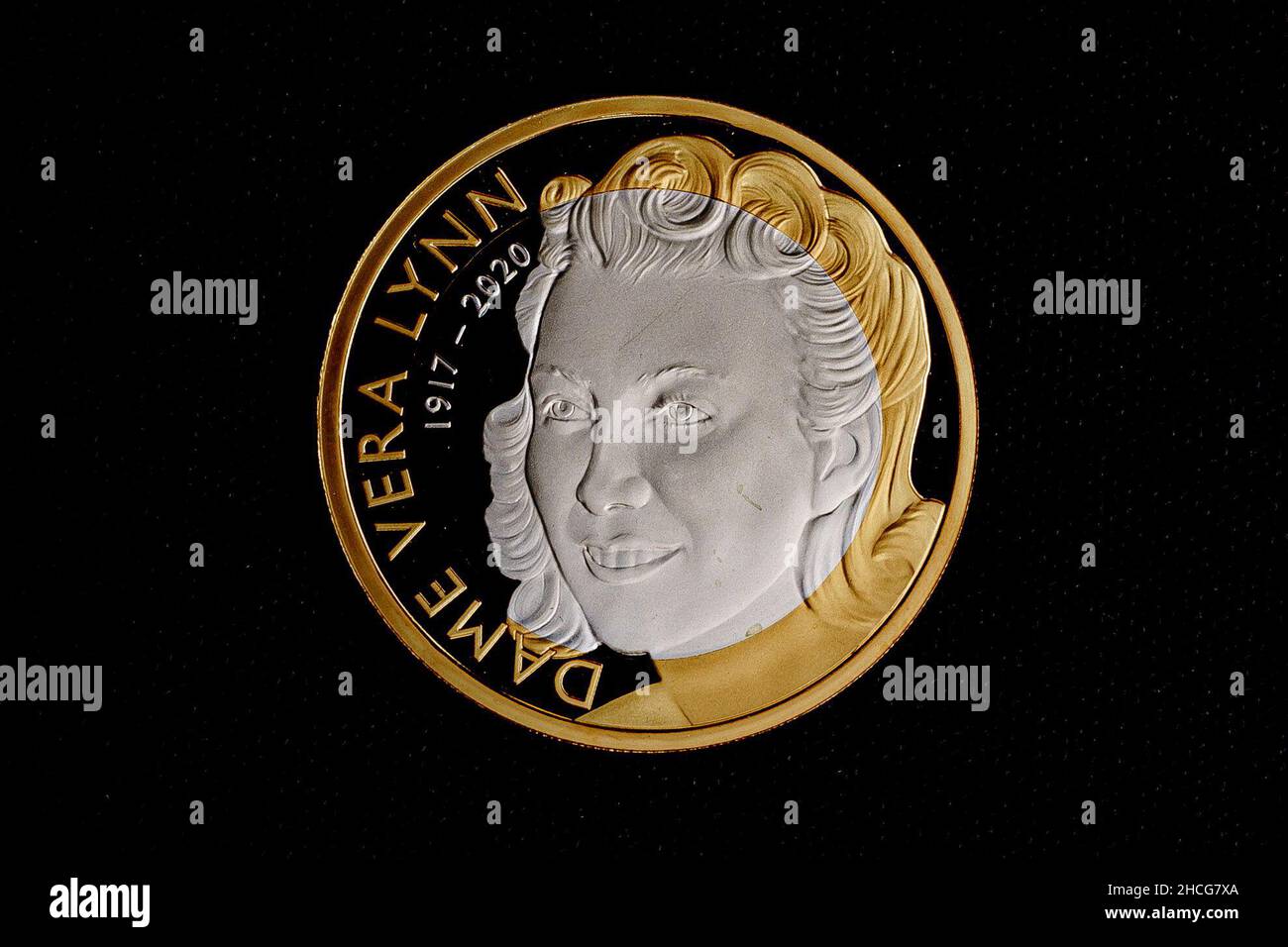 A Life and Legacy of Dame vera Lynn su una moneta del £2, parte del rilascio di cinque nuovi modelli di moneta Royal Mint per il 2022, che celebrano eventi e anniversari chiave durante tutto l'anno, tra cui una corona del 50p e una corona del £5 in occasione del Giubileo del platino della Regina. Ognuna delle monete presenta un design nuovo e unico di un artista commissionato e il ritratto obverso di sua Maestà la Regina, progettato da Jody Clark. Data di emissione: Mercoledì 28 dicembre 2021. Foto Stock