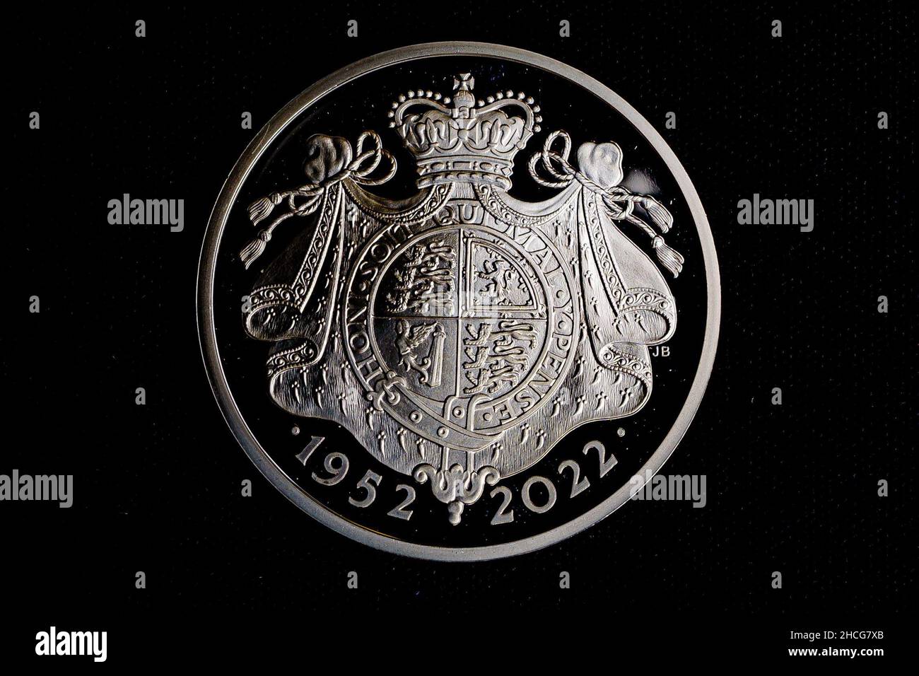 Un Giubileo del platino di sua Maestà la Regina su una moneta del £5, parte del rilascio di cinque nuovi disegni di moneta della zecca reale per il 2022, celebrando eventi chiave e anniversari durante tutto l'anno, tra cui una corona del 50p e una corona del £5 in celebrazione del Giubileo del platino della Regina. Ognuna delle monete presenta un design nuovo e unico di un artista commissionato e il ritratto obverso di sua Maestà la Regina, progettato da Jody Clark. Data di emissione: Mercoledì 28 dicembre 2021. Foto Stock
