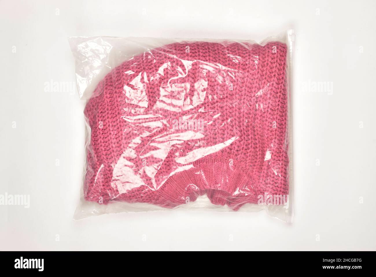 Panno invernale in sacchetto di plastica isolato su sfondo bianco Foto Stock