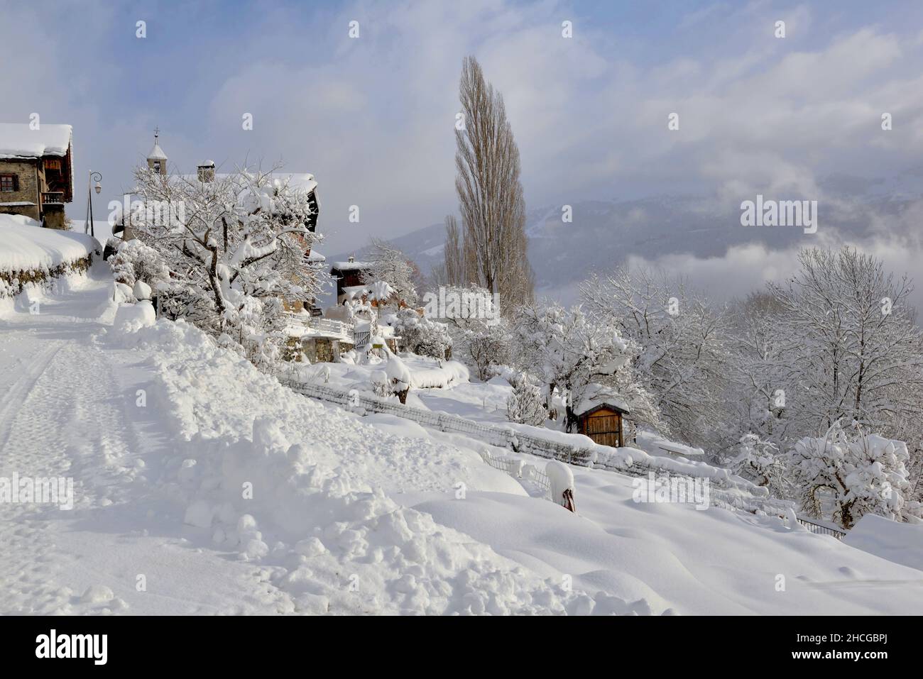 villaggio alpino coperto di neve fresca in montagna Foto Stock