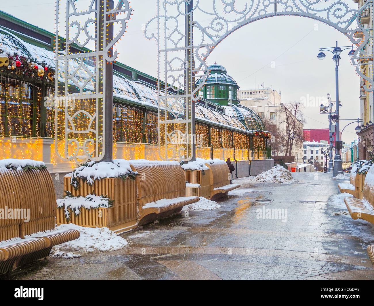 Mosca. Russia. Dicembre 23, 2021. Vista su via Mosca, decorata per Capodanno e Natale. Foto Stock
