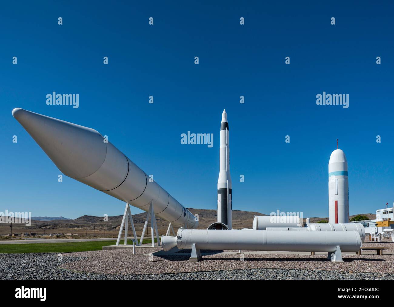Space Shuttle Solid Rocket Booster (Space Shuttle SRB) a sinistra, LGM-30 Minuteman intercontinental balistic missile (ICBM) nel centro, a Morton Thiokol (ATK) Rocket Display aka ATK Rocket Garden, Northrop & Grumman strutture, vicino città di Corinne e Howell, Utah, USA Foto Stock