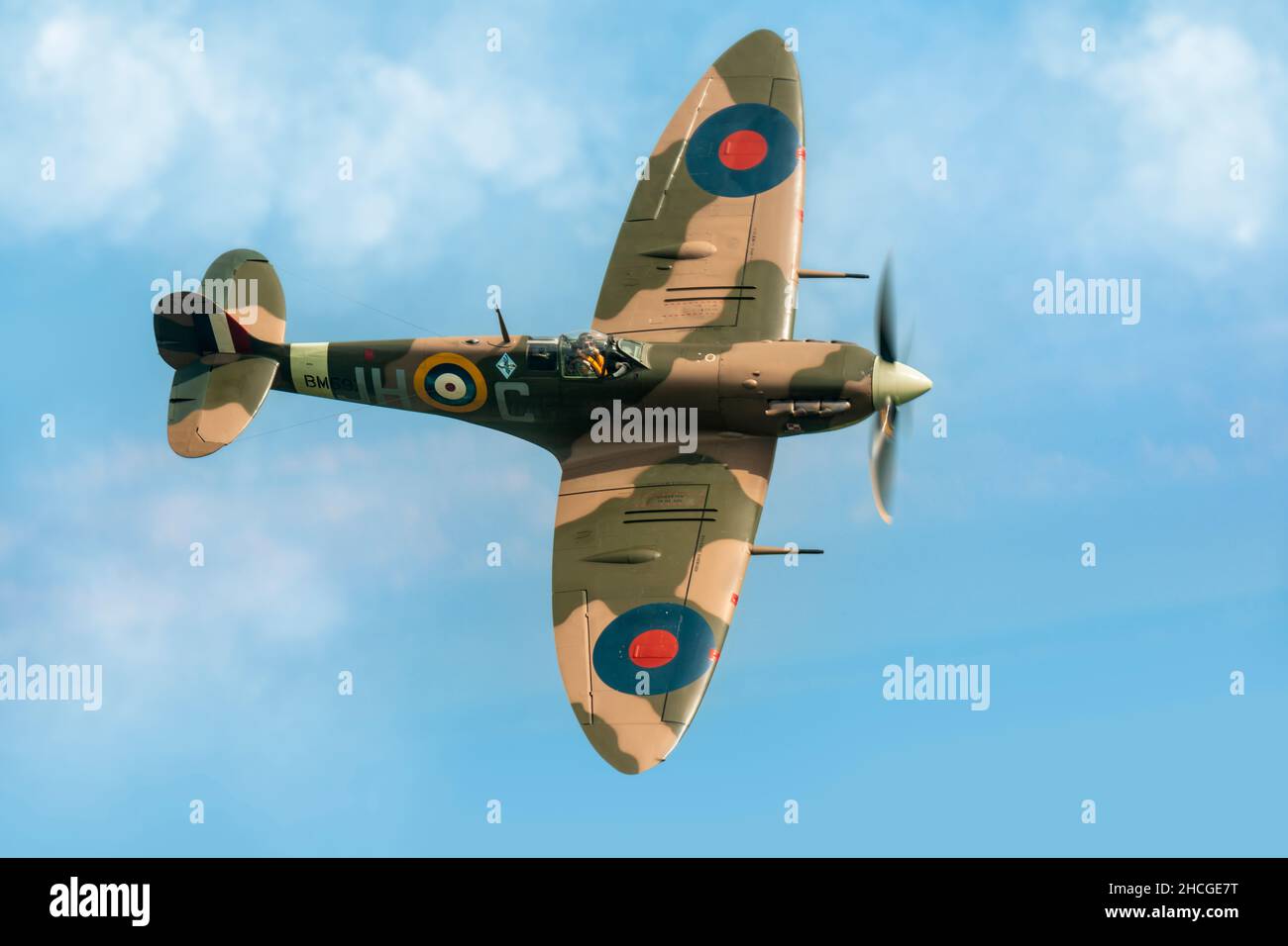Vickers Supermarine Spitfire MK VB G-MKVB in volo su Capel-le-Ferne vicino Folkestone, Inghilterra Foto Stock