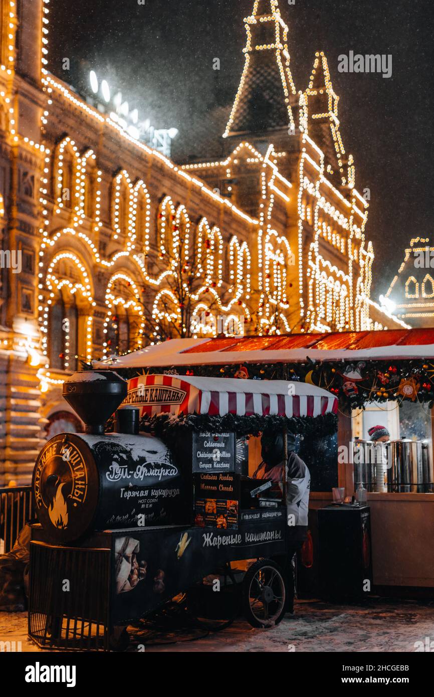 Fiera di Natale a Mosca in un'atmosfera invernale, illuminazione in ghirlanda dorata Foto Stock