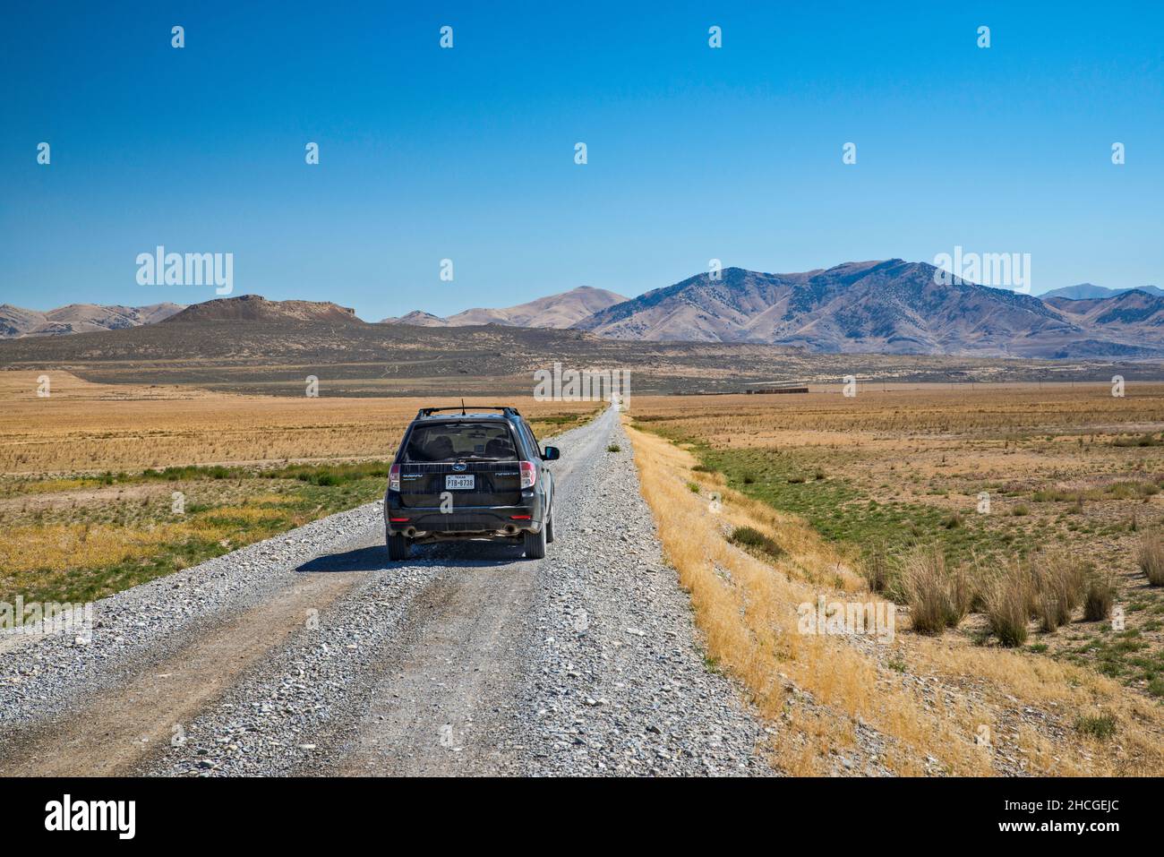 Transcontinental Railroad Byway, Central Pacific Railroad Grade, North Promontory Mountains in Distance, Golden Spike National Historical Park, Utah Foto Stock