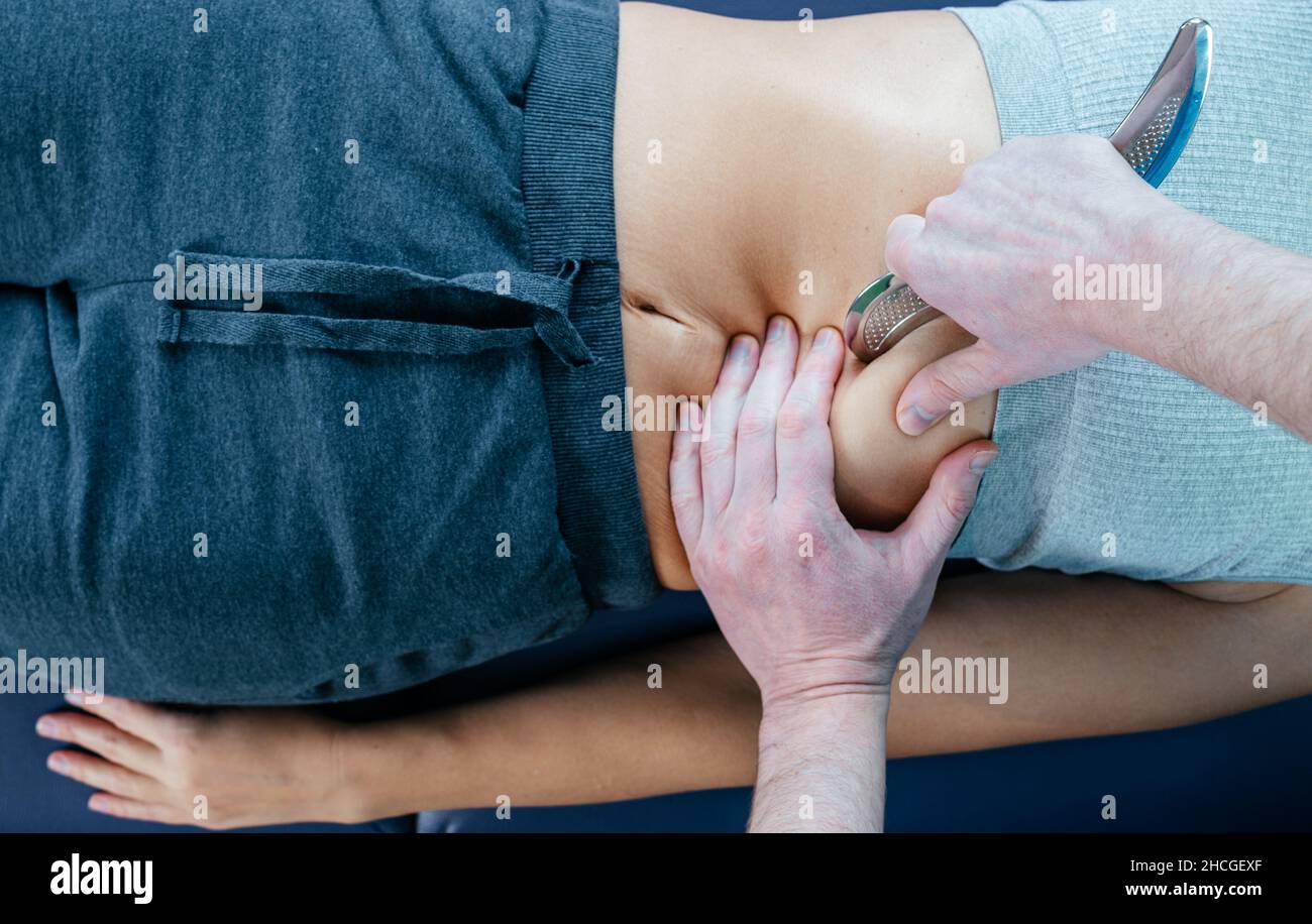 Diaframma chiropratico rilascio miofasciale con strumento IASTM, osteopata rilascio tensione nei muscoli del diaframma Foto Stock