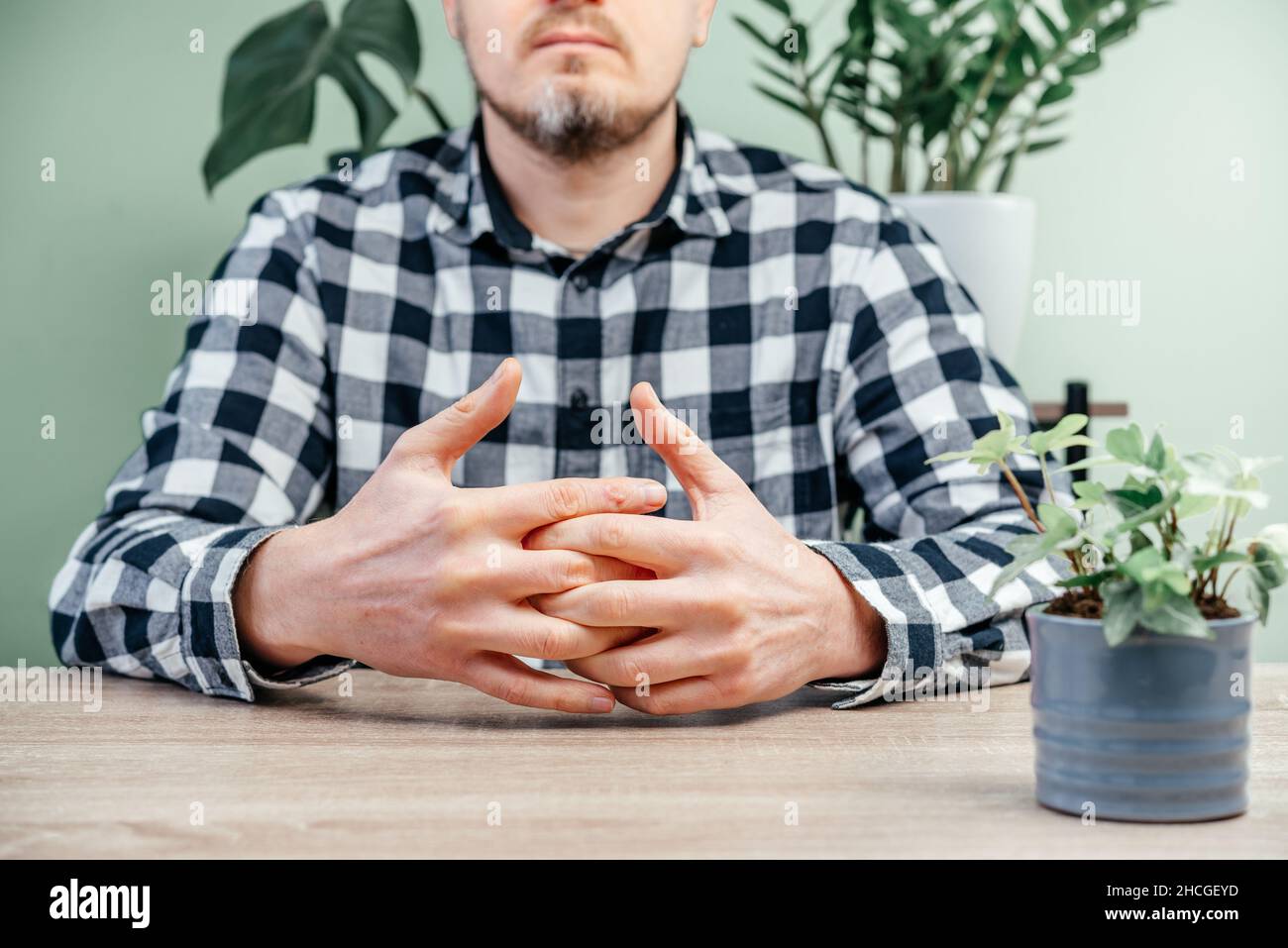 Un uomo che sente dolore in mano, artrite reumatoide e infiammazione delle articolazioni concetto Foto Stock