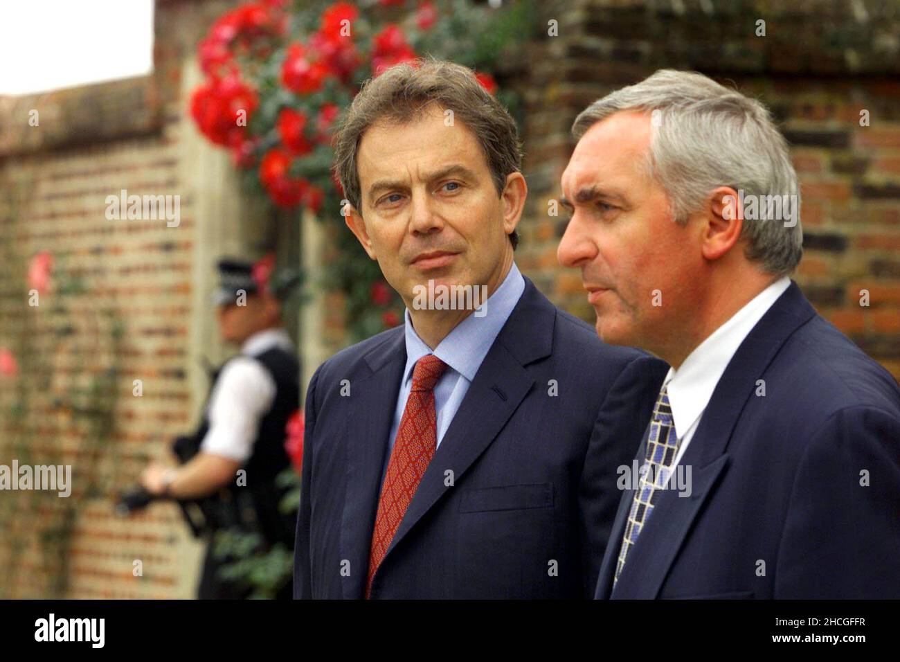 Foto del fascicolo del 09/07/00 dell'allora primo ministro britannico Tony Blair (a sinistra) e del suo omologo irlandese Bertie Ahern, parlando con i media a Chequers, vicino Aylesbury. Data di emissione: Mercoledì 29 dicembre 2021. Foto Stock