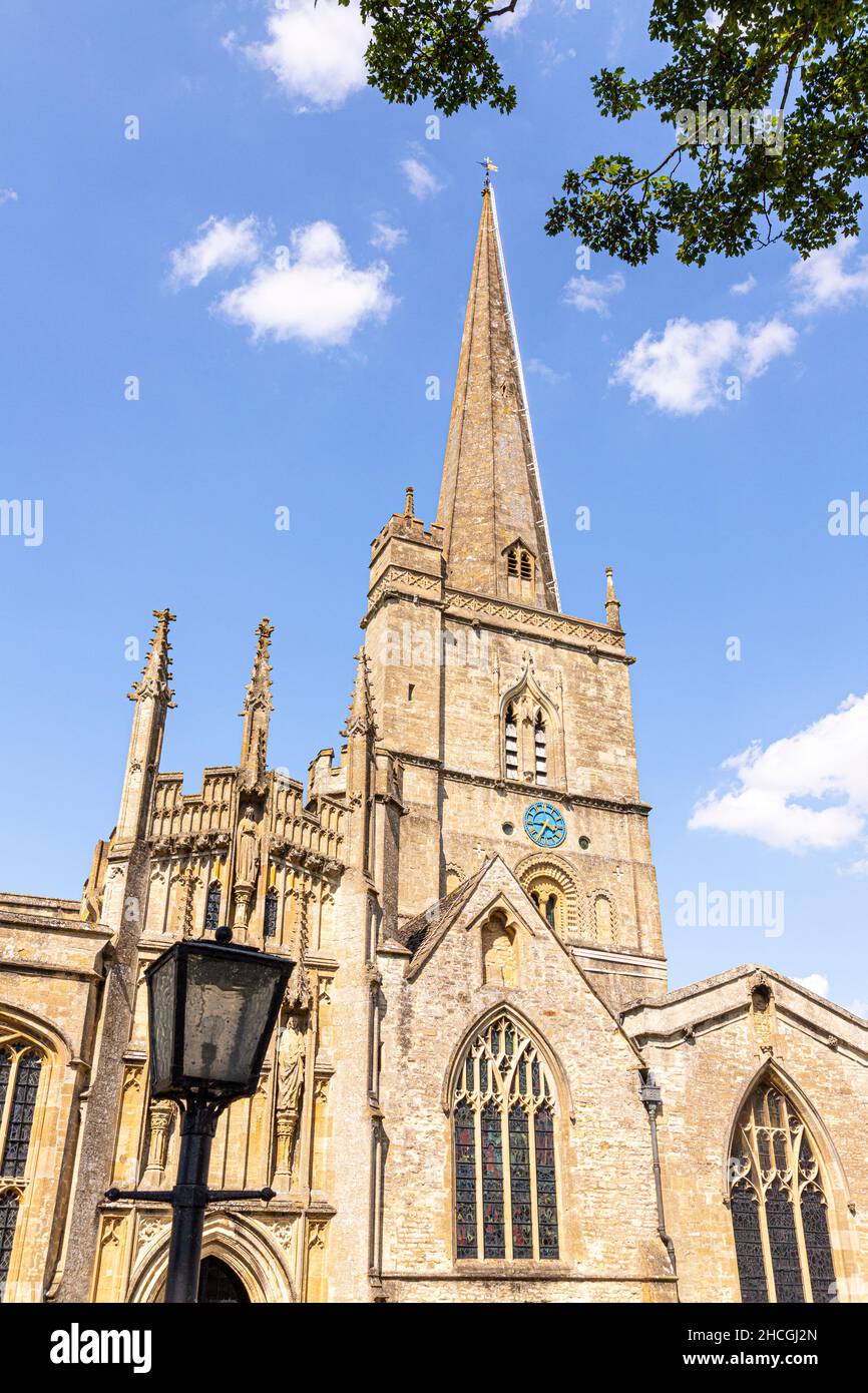 La chiesa parrocchiale di San Giovanni Battista nella città di Cotswold di Burford, Oxfordshire Regno Unito Foto Stock
