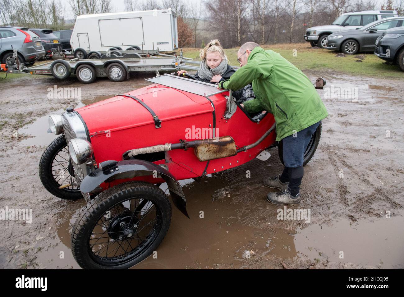 Dave Wilcox Memorial Trial, Lockwell Hill Activity Center, Farnsfield, Nottinghamshire, Inghilterra, Regno Unito. 29th Dic 2021. I membri del club automobilistico Pre War Austin 7 partecipano all'evento Dave Wilcox Memorial Hill Trials in condizioni molto umide, scivolose e fangose. Credit: Alan Keith Beastall/Alamy Live News Foto Stock