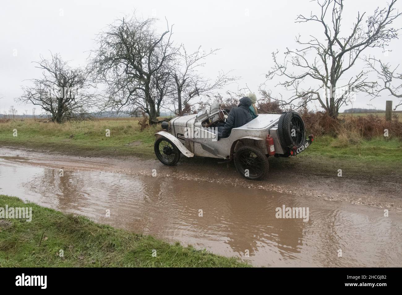 Dave Wilcox Memorial Trial, Lockwell Hill Activity Center, Farnsfield, Nottinghamshire, Inghilterra, Regno Unito. 29th Dic 2021. I membri del club automobilistico Pre War Austin 7 partecipano all'evento Dave Wilcox Memorial Hill Trials in condizioni molto umide, scivolose e fangose. Credit: Alan Keith Beastall/Alamy Live News Foto Stock