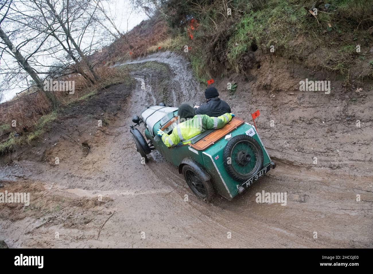 Dave Wilcox Memorial Trial, Lockwell Hill Activity Center, Farnsfield, Nottinghamshire, Inghilterra, Regno Unito. 29th Dic 2021. I membri del club automobilistico Pre War Austin 7 partecipano all'evento Dave Wilcox Memorial Hill Trials in condizioni molto umide, scivolose e fangose. Credit: Alan Keith Beastall/Alamy Live News Foto Stock