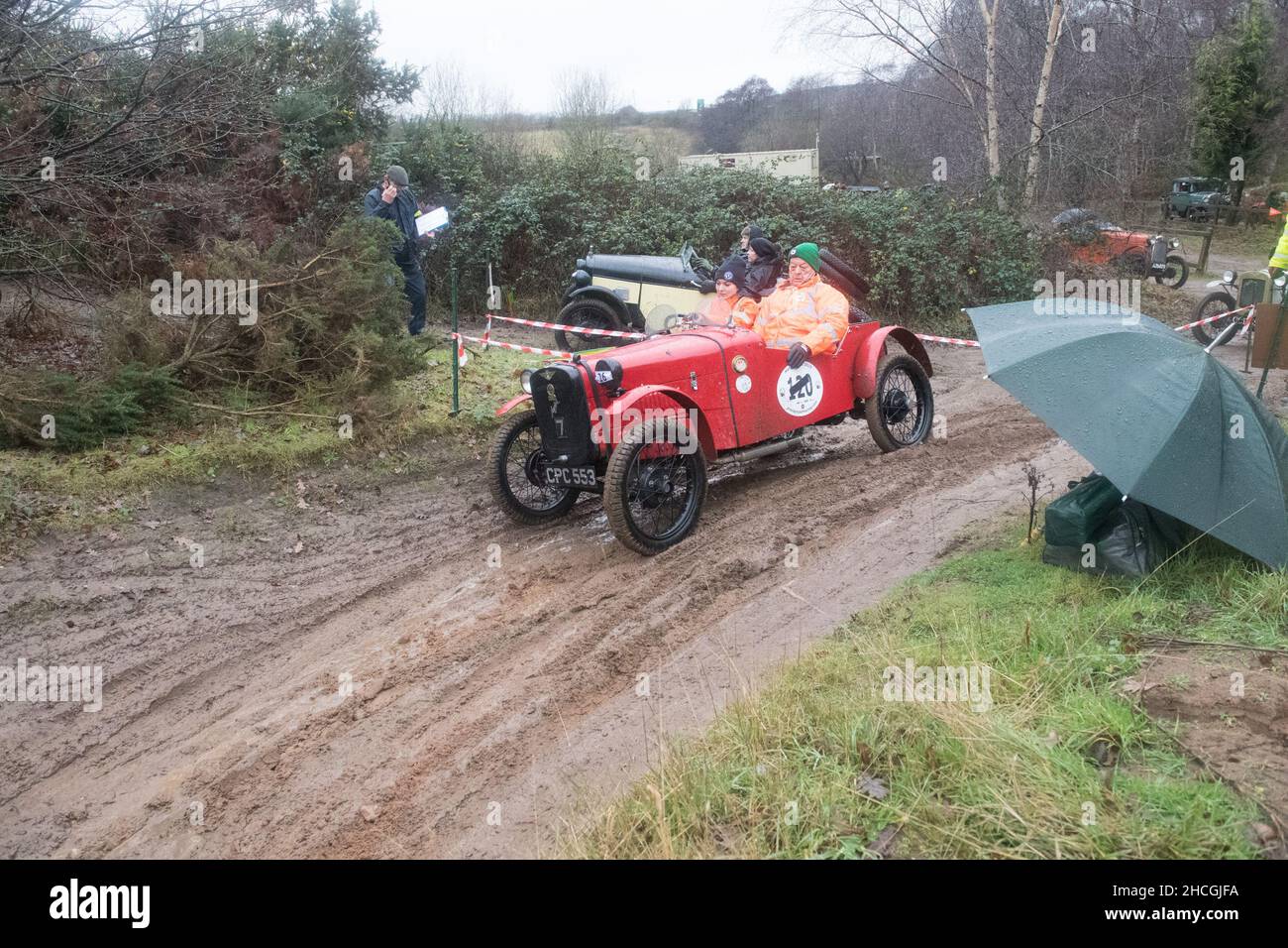 Dave Wilcox Memorial Trial, Lockwell Hill Activity Center, Farnsfield, Nottinghamshire, Inghilterra, Regno Unito. 29th Dic 2021. I membri del club automobilistico Pre War Austin 7 partecipano all'evento Dave Wilcox Memorial Hill Trials in condizioni molto umide, scivolose e fangose. Credit: Alan Keith Beastall/Alamy Live News Foto Stock