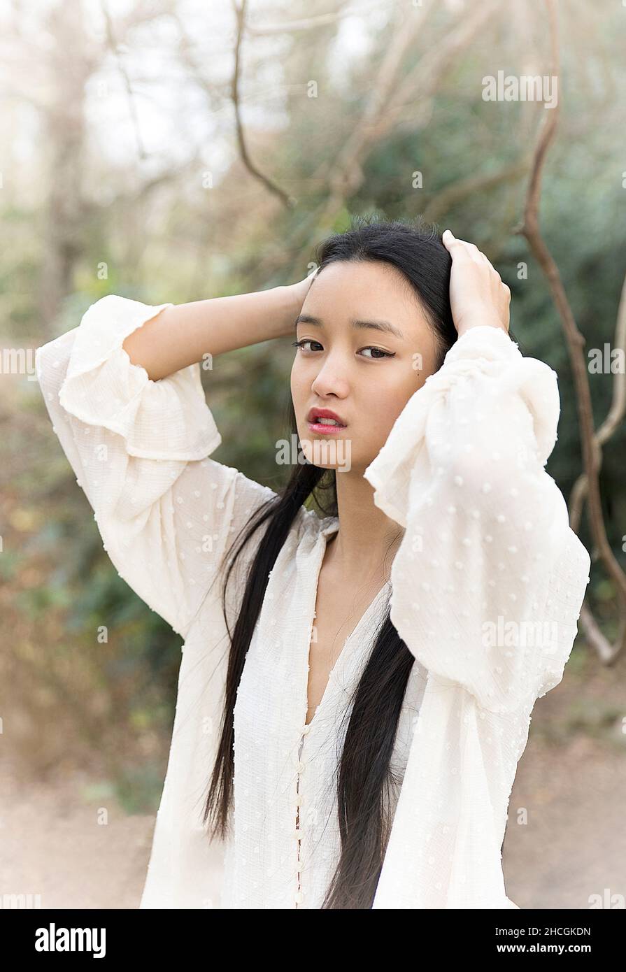 Ragazza cinese con blusa plumeti Foto Stock