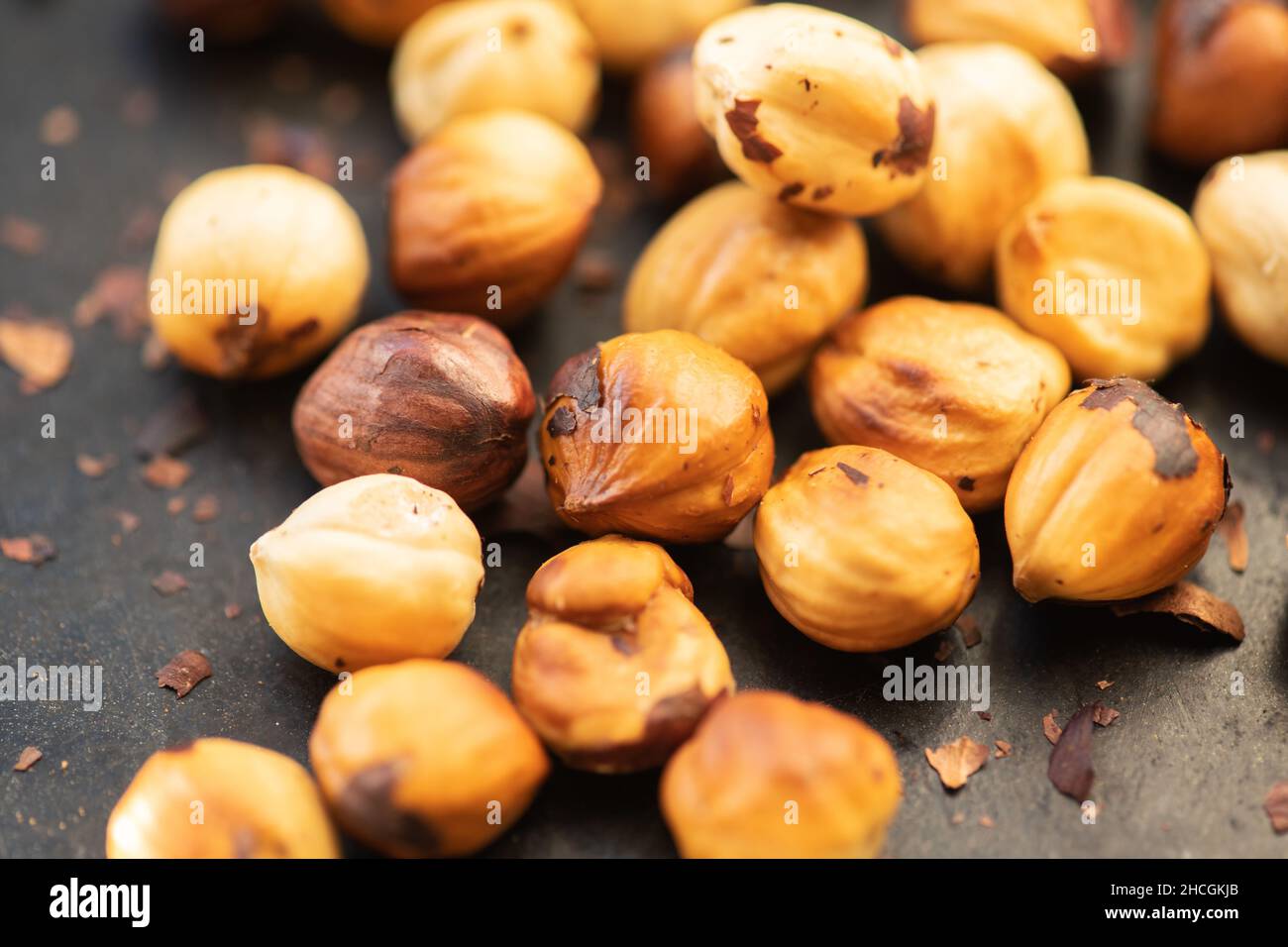 Nocciole arrostite in forno. Primo piano. Foto Stock