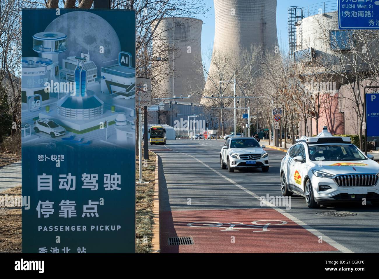 Il veicolo di prova di guida autonoma è visto al parco di Shougang a Pechino, Cina. 26-dic-2021 Foto Stock
