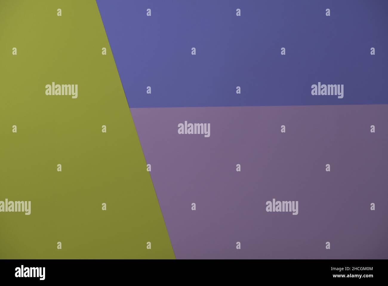 Sfondo geometrico con carta di colore giallo, viola e rosa Foto Stock