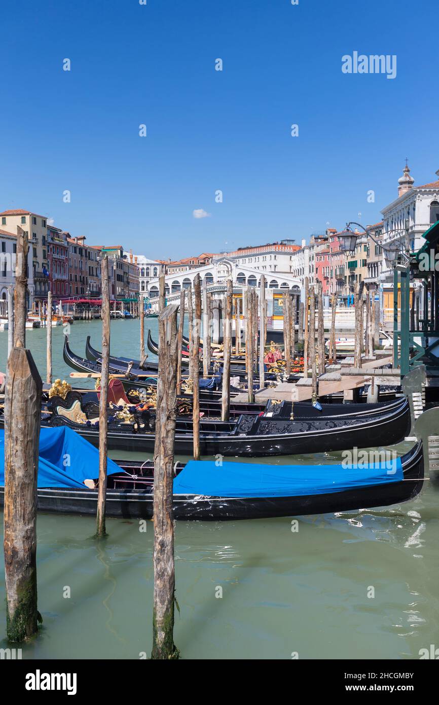 Fila di gondole e ponte di Rialto, Venezia, Italia Foto Stock