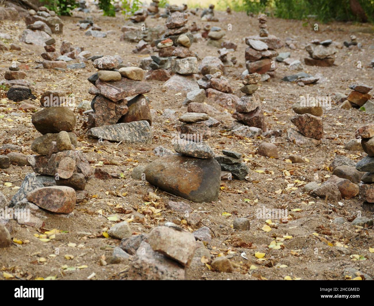 giardino di roccia, molte piccole piramidi di pietra, un luogo di antichi rituali pagani Foto Stock