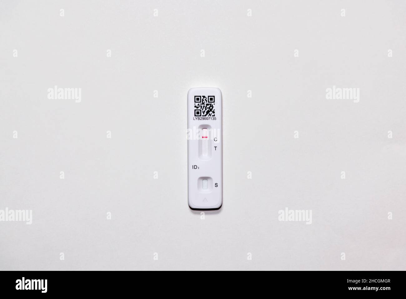 ACON Flowflex SARS-COV-2 Antigen Rapid Test Self-Test (Lateral Flow Test) dispositivo per test su cassetta fornito dall'NHS che mostra un risultato negativo (chiaro) Foto Stock