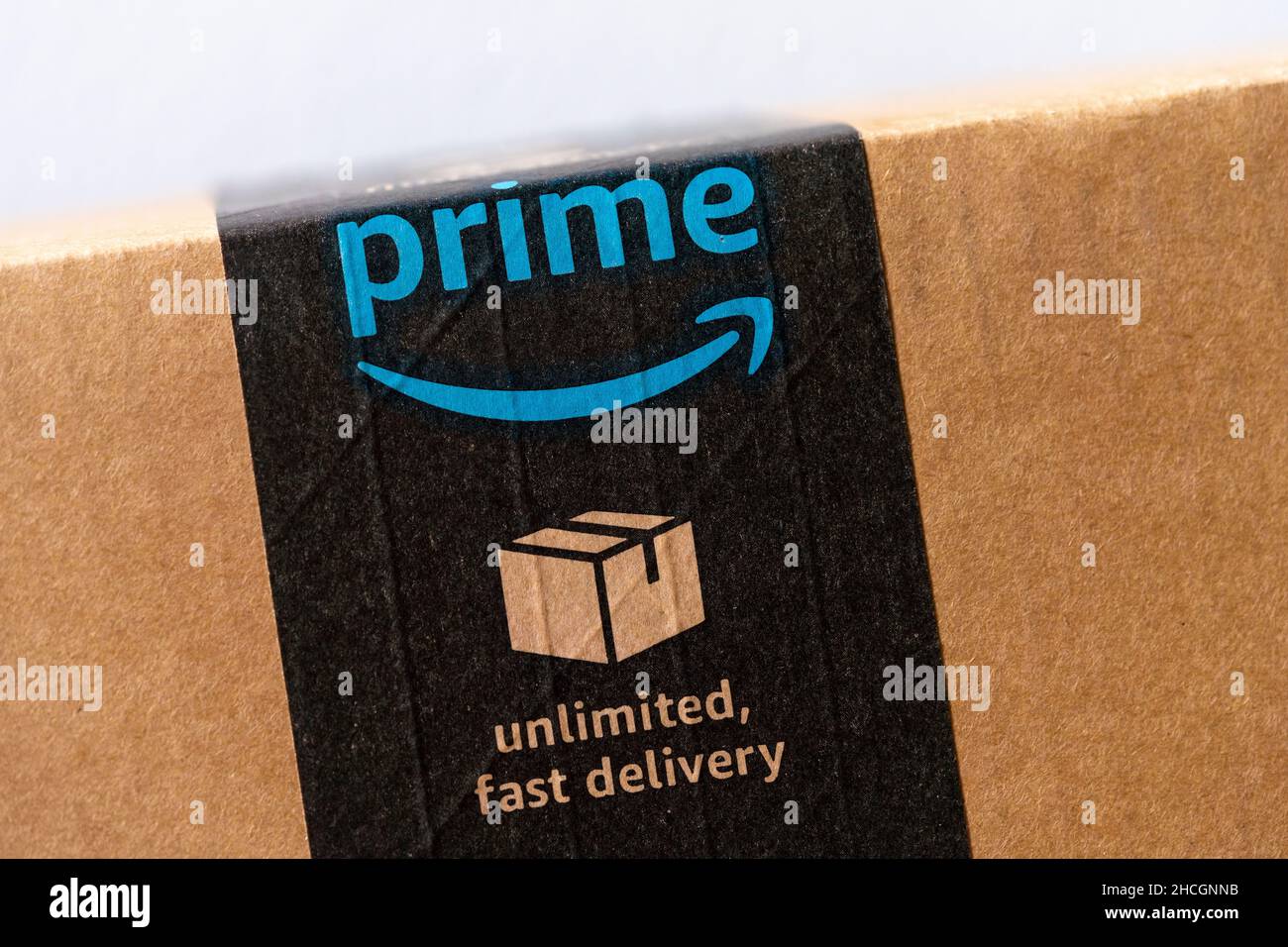 Etichetta Amazon prime su un pacco stampato. Prime è un servizio offerto  dal rivenditore online Amazon per una consegna più rapida degli ordini Foto  stock - Alamy