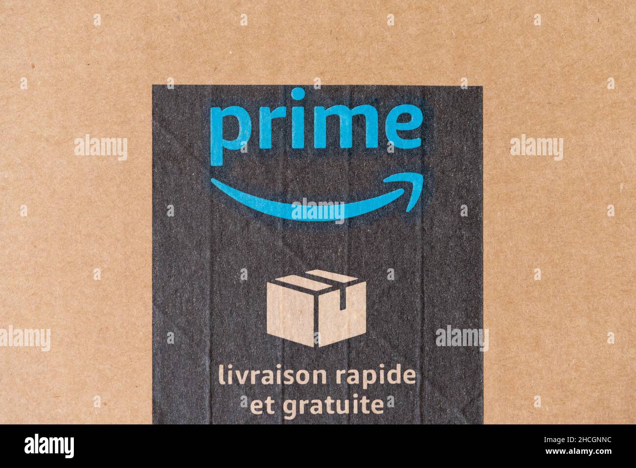 Etichetta Amazon prime su una scatola di cartone stampata o su un nastro  adesivo di sicurezza per pacchi. Prime è un servizio offerto dal  rivenditore online Amazon per una consegna più rapida