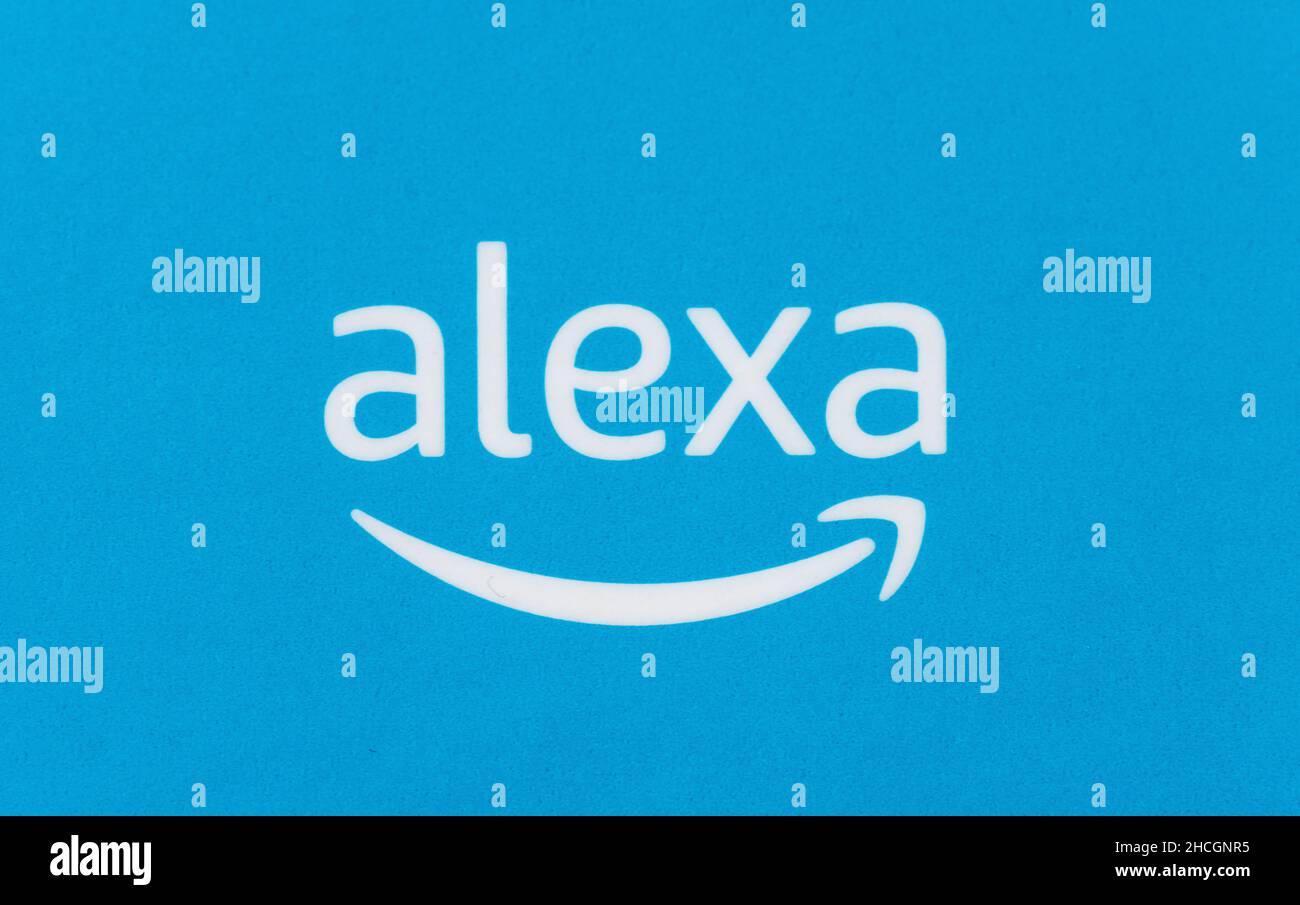 Logo Amazon Alexa su sfondo blu. Amazon's Echo Dot, Alexa è un assistente virtuale Smart Home Echo Voice Service di Amazon. Foto Stock