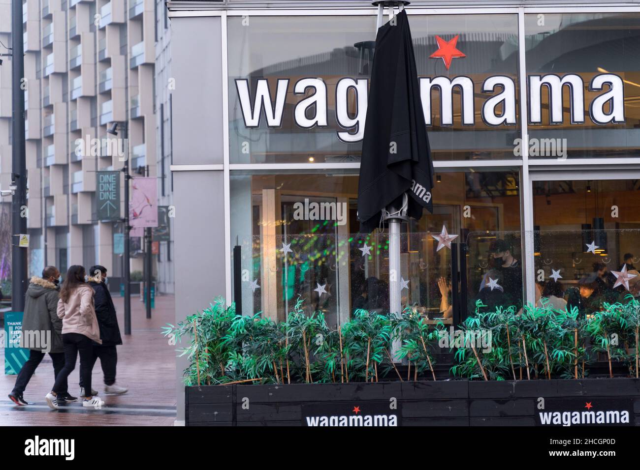 I Diners visitano il ristorante Wagamama durante il periodo natalizio di Londra Inghilterra UK Foto Stock