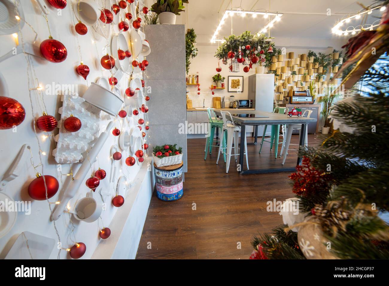 casa cucina interno decorato per natale e capodanno celebrazione, senza persone Foto Stock
