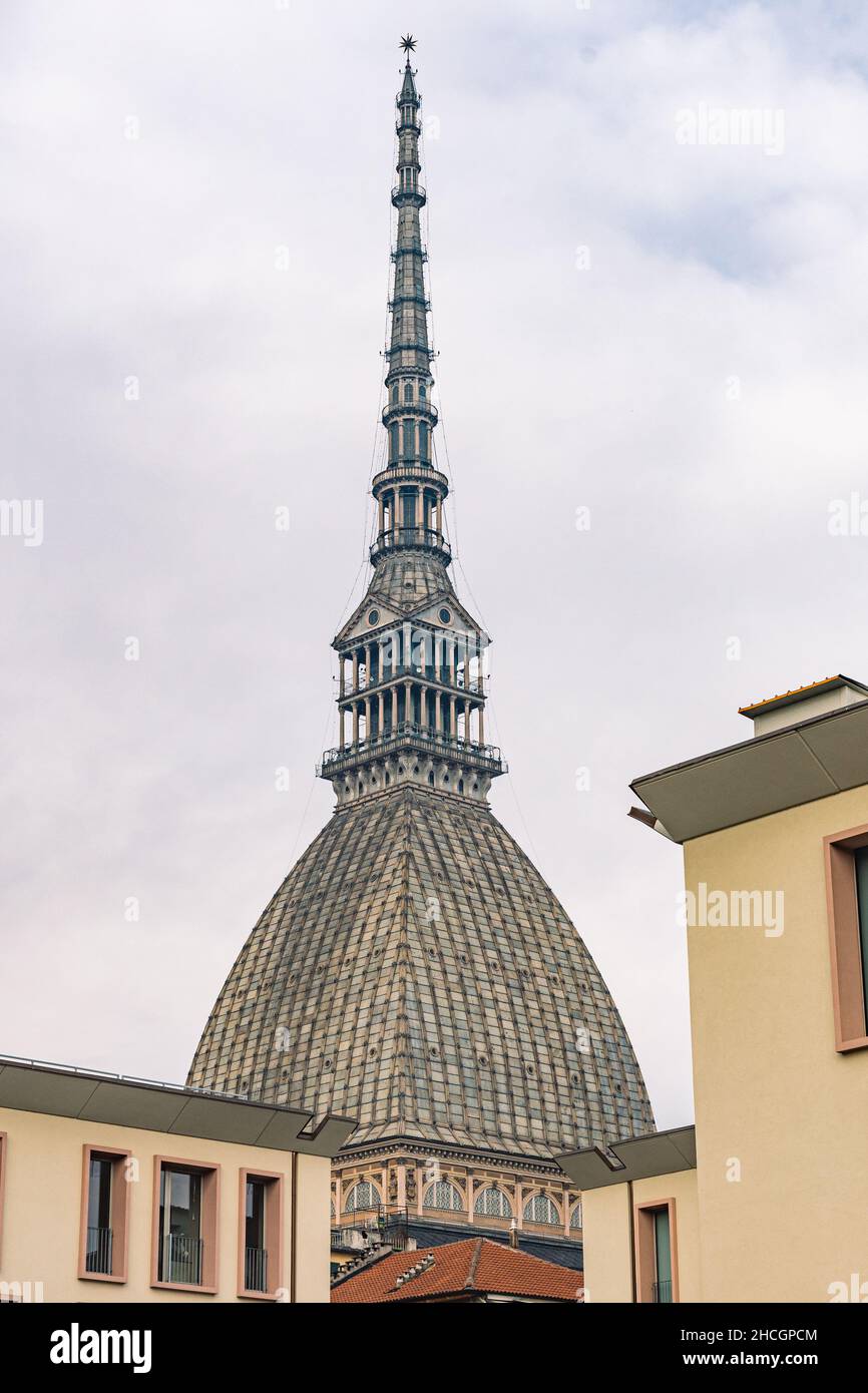 Mole Antonelliana torre, importante edificio di riferimento a Torino, in Italia, prende il nome dal suo architetto, Alessandro Antonelli, verticale Foto Stock