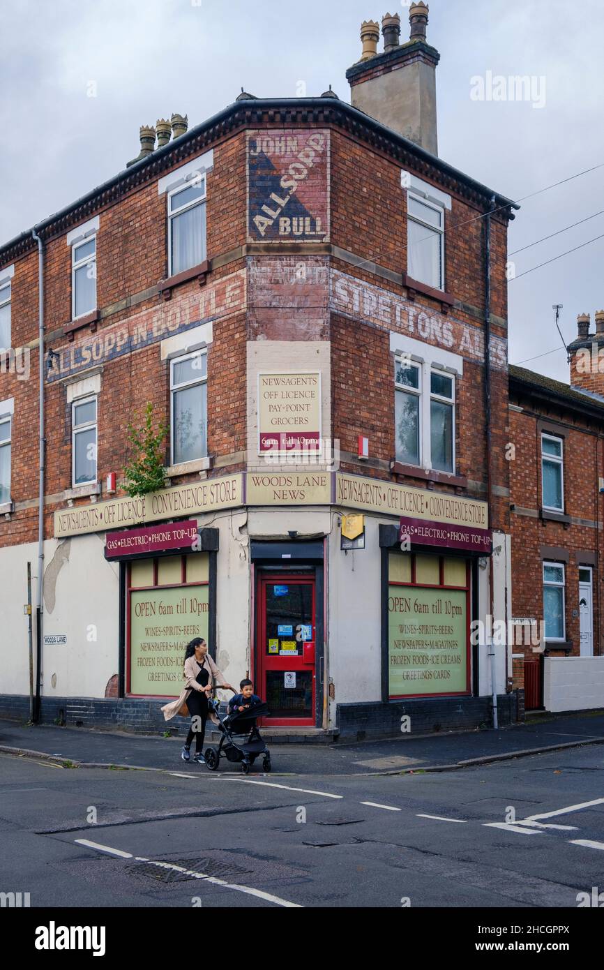 Un negozio d'angolo con i segni fantasma sull'edificio che mostra che era un pub, Derby, Inghilterra Foto Stock