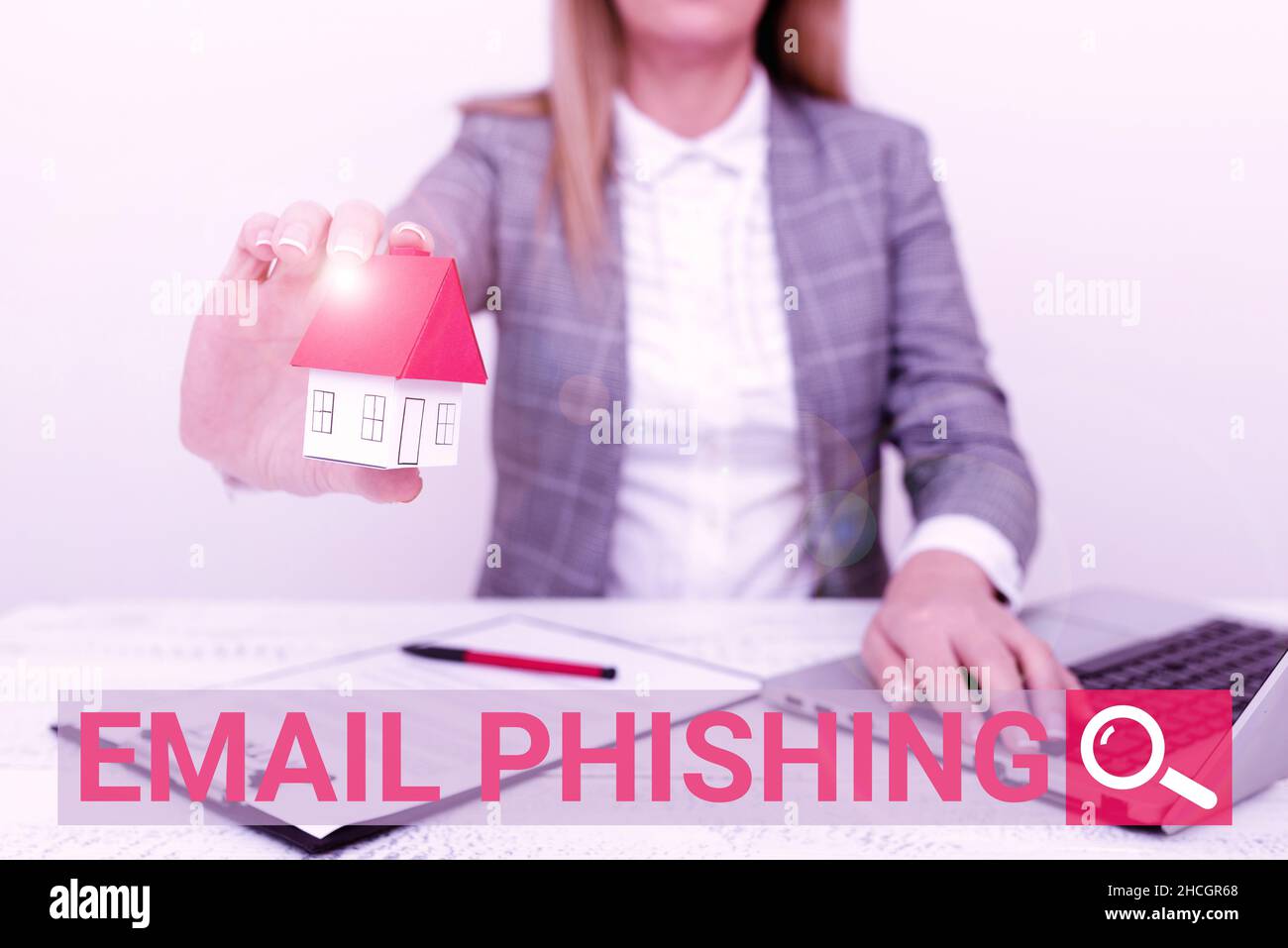 Testo che mostra il phishing e-mail di ispirazione. Business mostra e-mail che possono link a siti web che distribuiscono malware una giovane donna Orbusiness Foto Stock