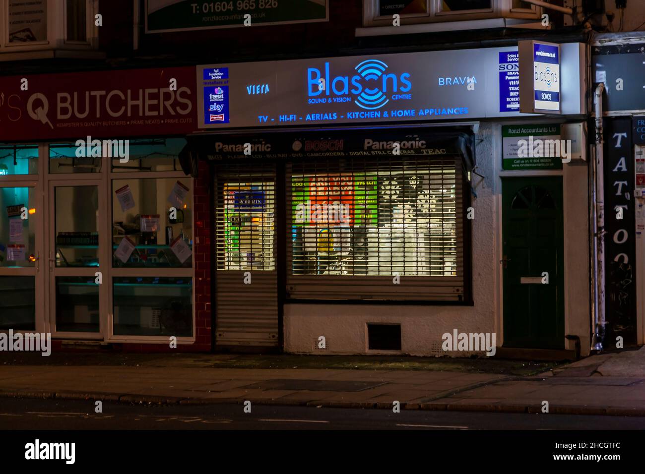 Macellai e negozio di articoli elettrici Blasons a Wellingborough Road, Northampton, Inghilterra, Regno Unito Foto Stock