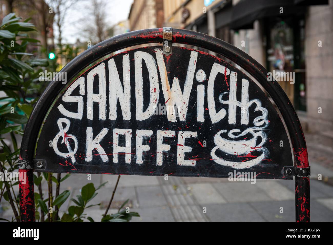 Sandwich e caffe'. Insegna caffè dipinta a mano a Copenhagen, Danimarca. Foto Stock