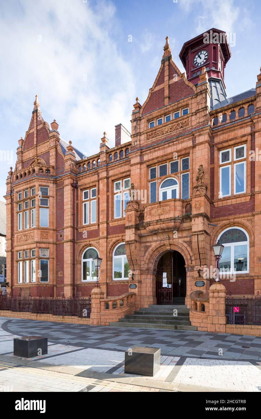 Merthyr Tydfil Town Hall, Galles, Regno Unito, un edificio storico in stile Jacobino tardo vittoriano di E. A. Johnson, 1896-98 in terracotta e mattoni. Foto Stock