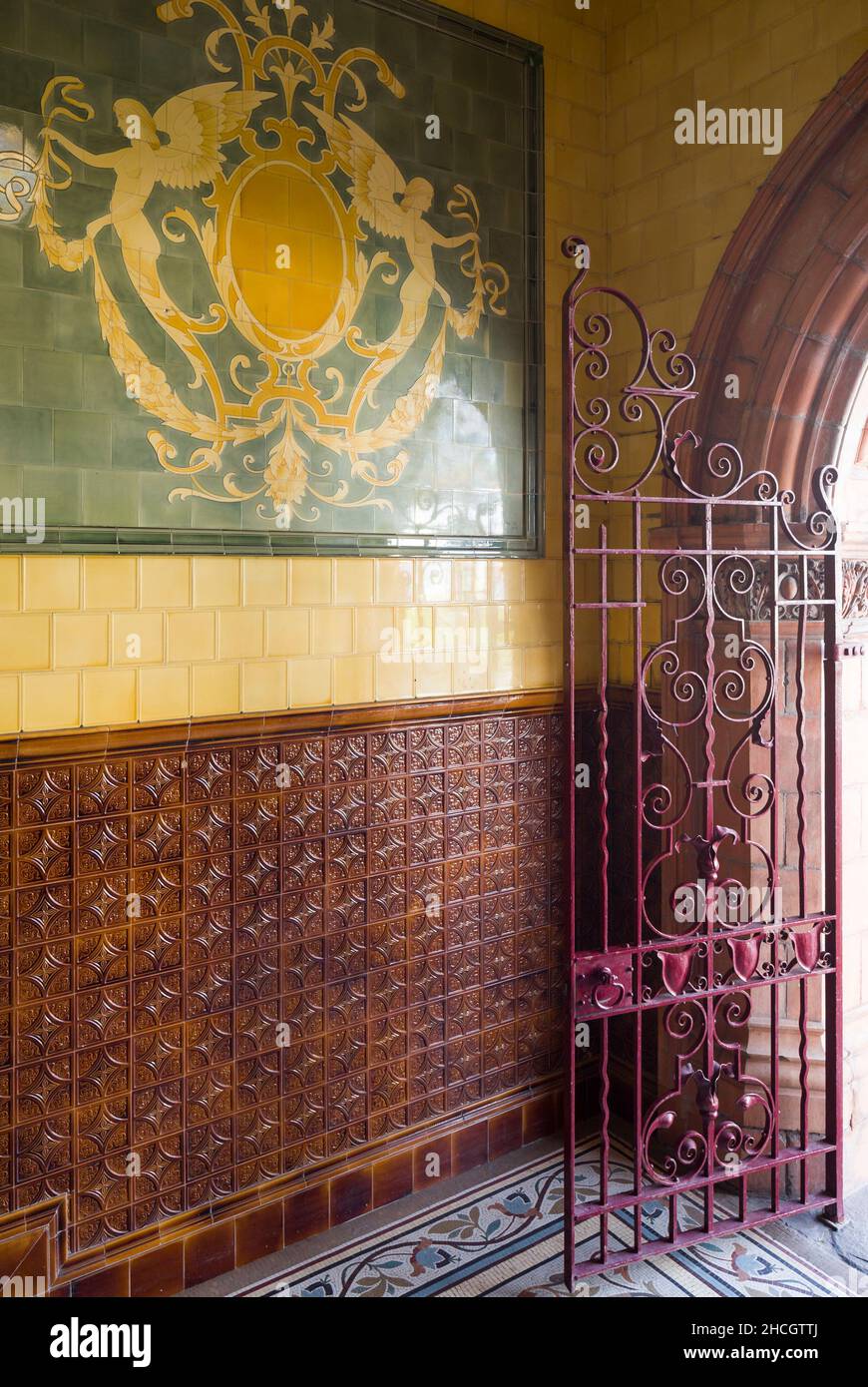 Merthyr Tydfil Town Hall, Galles, Regno Unito, un edificio storico in stile Jacobino tardo vittoriano di E. A. Johnson, 1896-98 in terracotta e mattoni. Foto Stock